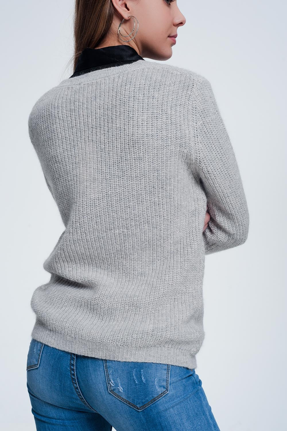 Maglione grigio con dettagli traforati