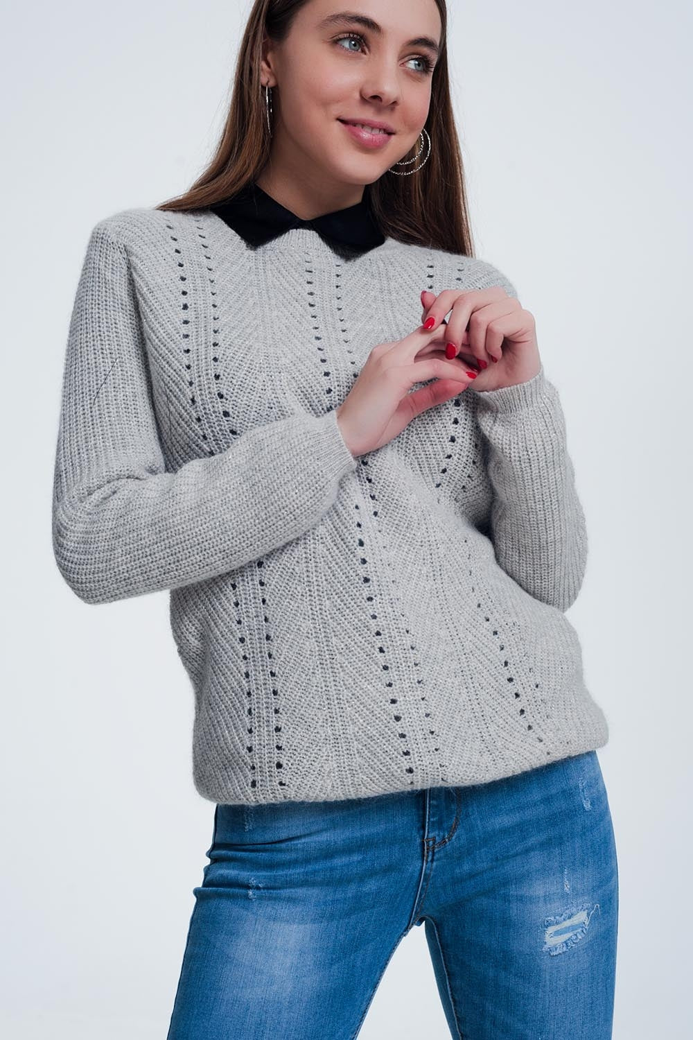 Maglione grigio con dettagli traforati