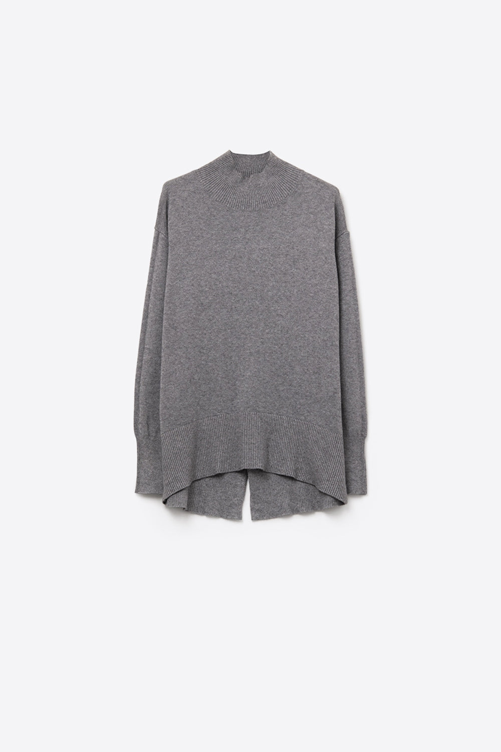 Q2 Maglione grigio con dettaglio aperto sulla schiena