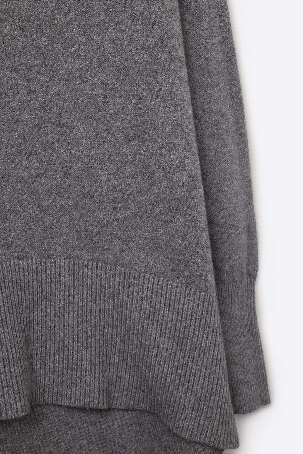 Maglione grigio con dettaglio aperto sulla schiena