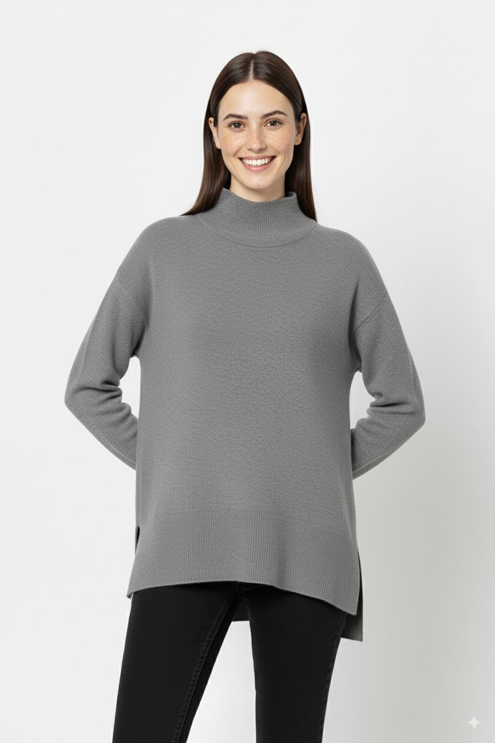 Maglione grigio con dettaglio aperto sulla schiena