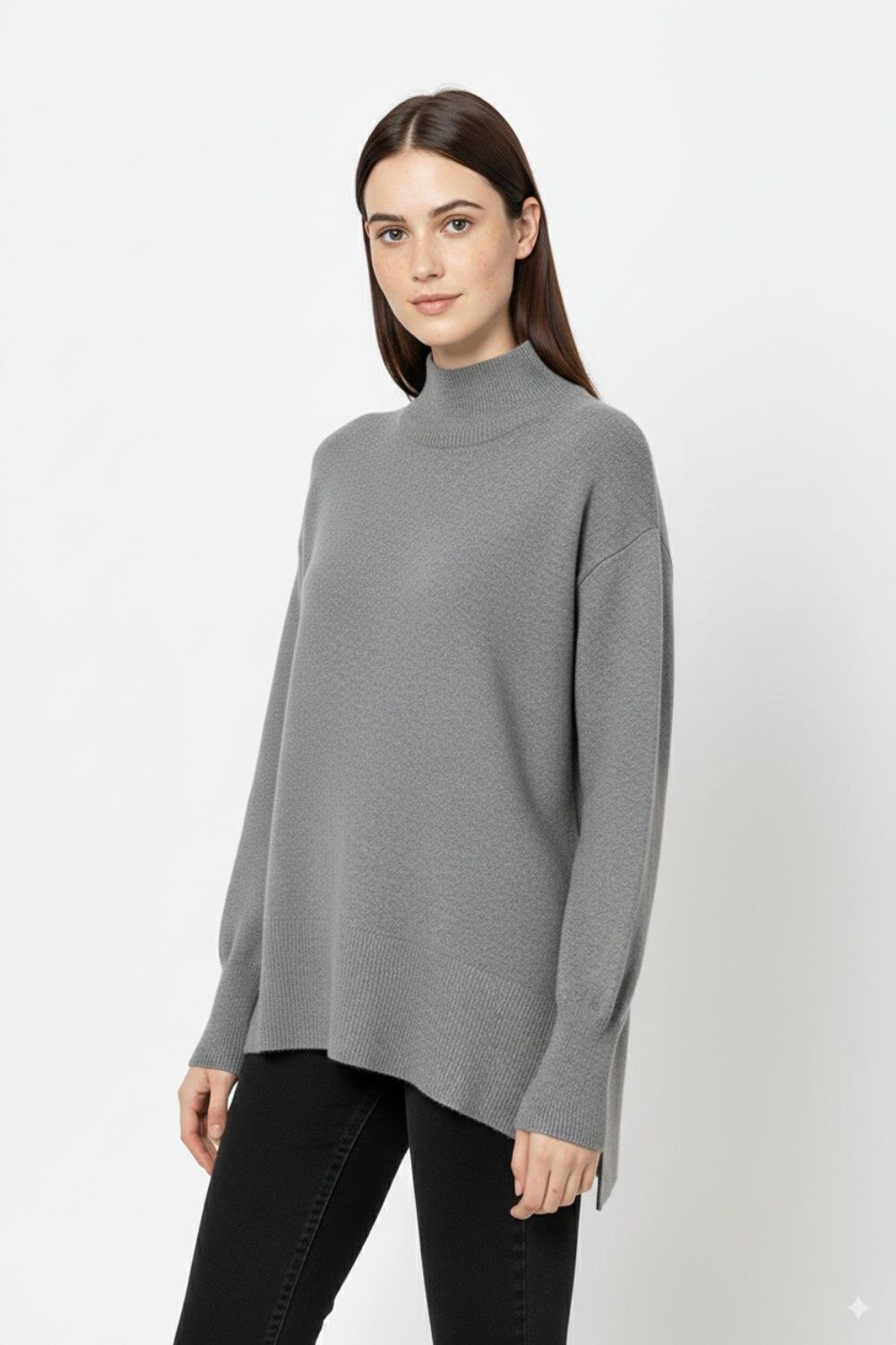 Maglione grigio con dettaglio aperto sulla schiena