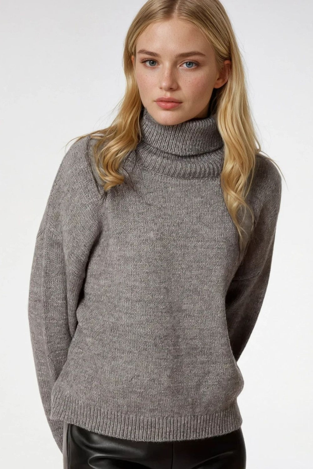 Q2 Maglione grigio con maniche scese