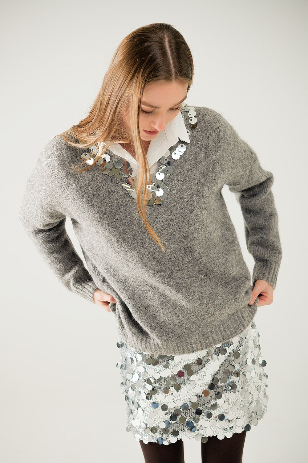 Q2 Maglione grigio con scollo a V e dettagli in paillettes