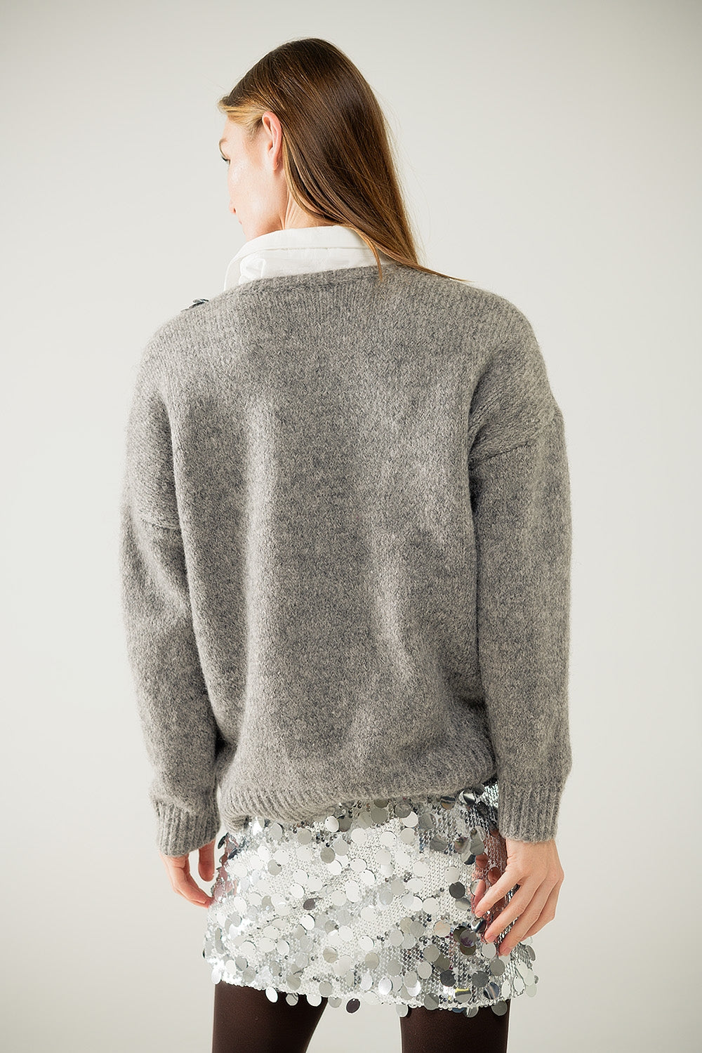 Maglione grigio con scollo a V e dettagli in paillettes