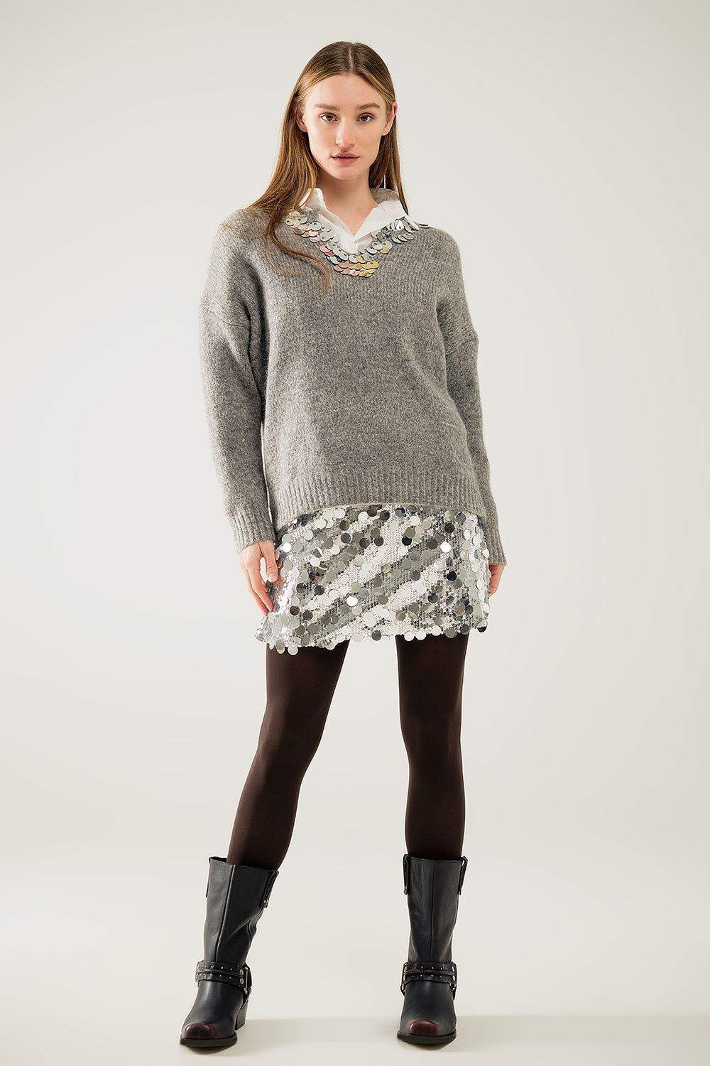 Maglione grigio con scollo a V e dettagli in paillettes