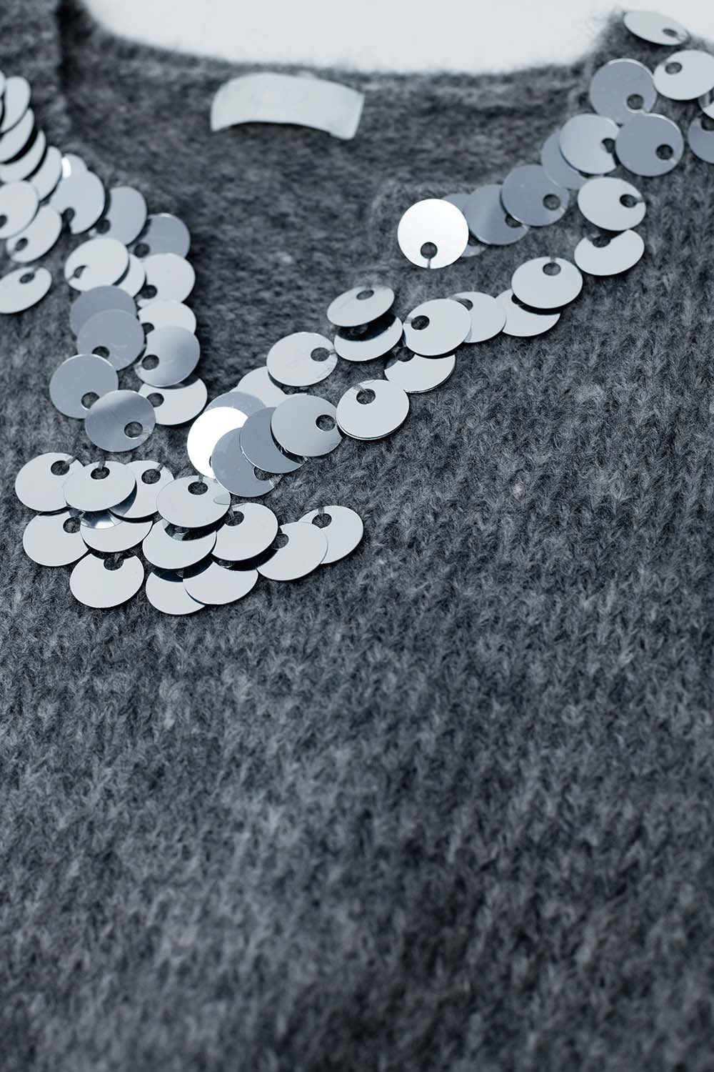 Maglione grigio con scollo a V e dettagli in paillettes