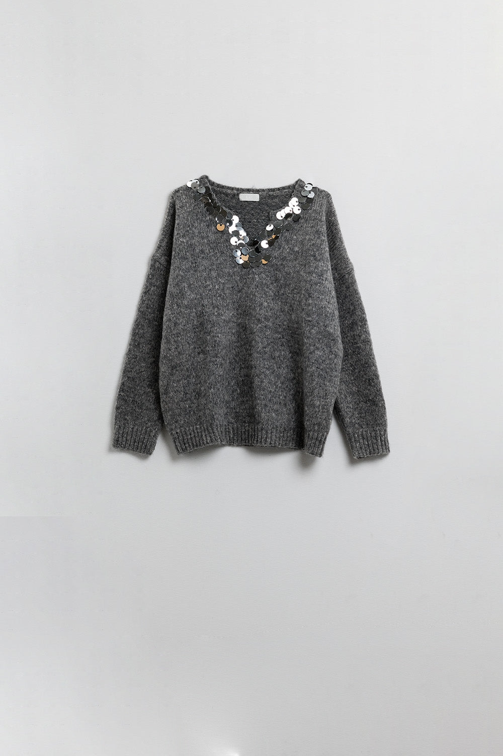 Maglione grigio con scollo a V e dettagli in paillettes