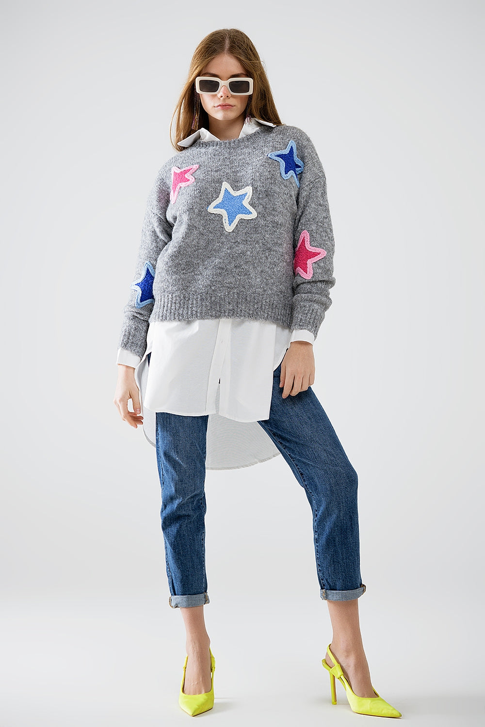 maglione grigio con stelle ricamate
