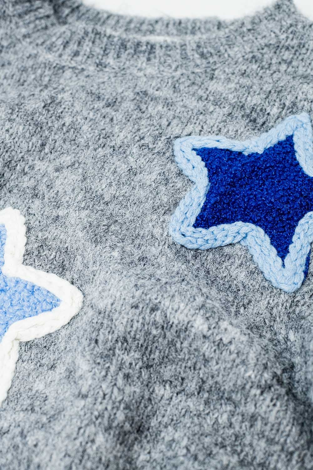 maglione grigio con stelle ricamate