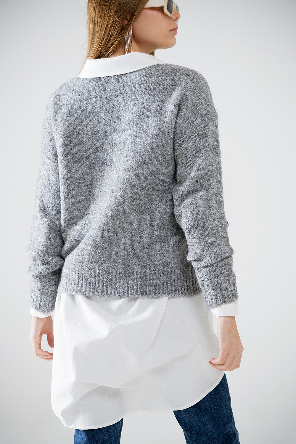 maglione grigio con stelle ricamate