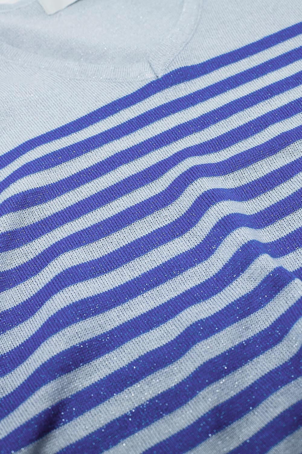 Maglione grigio con strisce blu e scollo a V