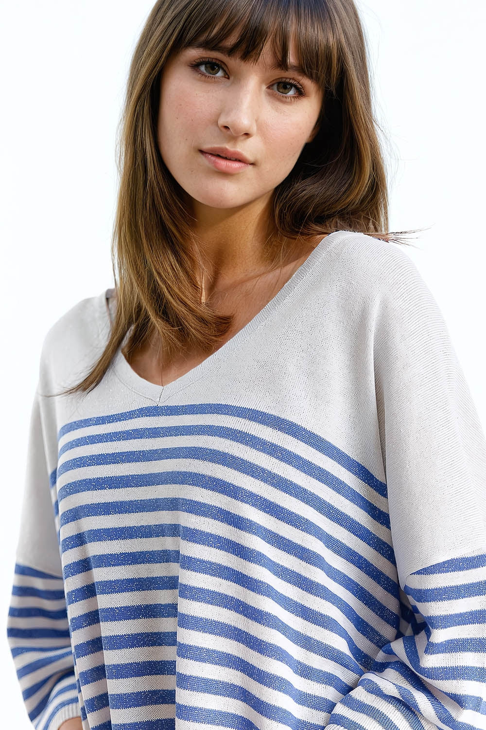 Maglione grigio con strisce blu e scollo a V