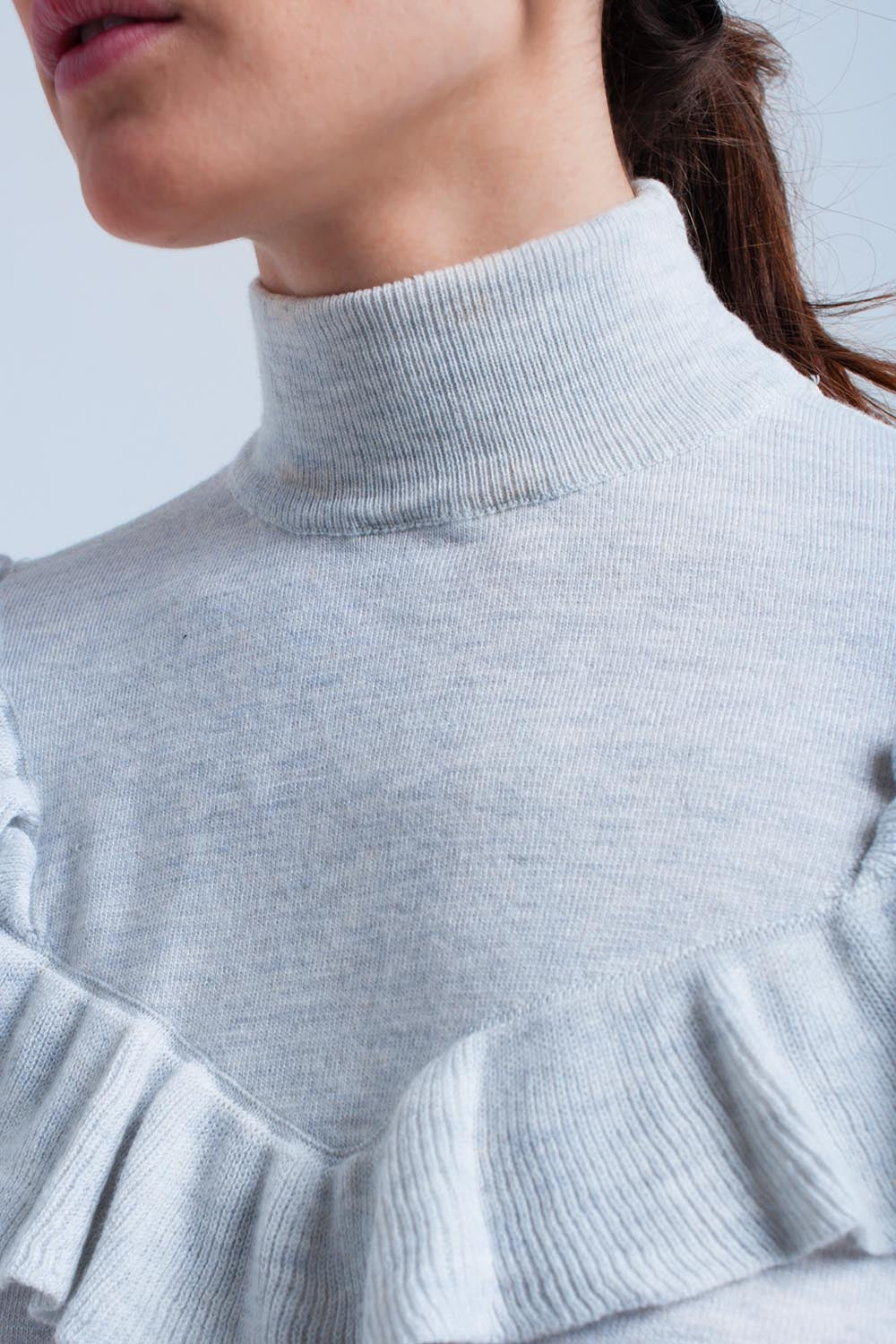 Maglione grigio con volant