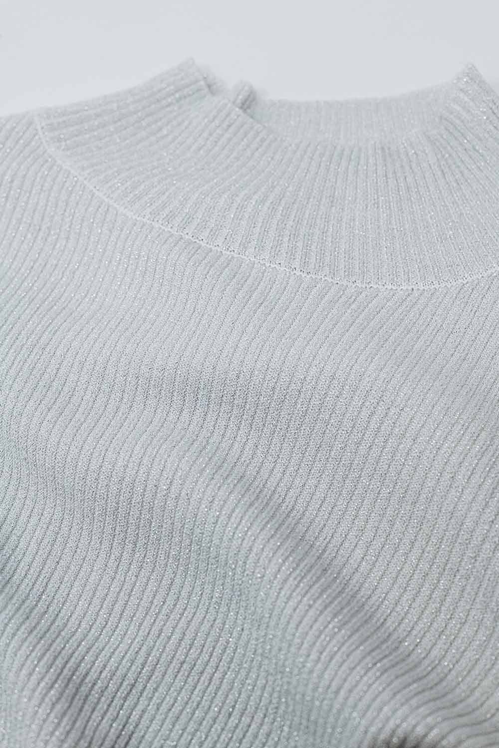 Maglione grigio glitterato con collo a triangolo e maniche lunghe