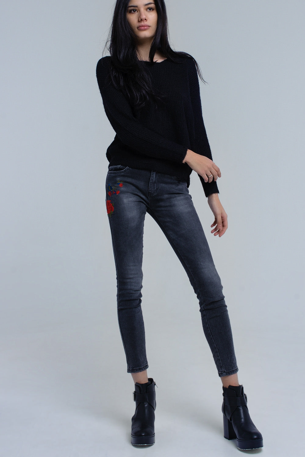Maglione grigio lavorato a maglia con chiusura a strappo
