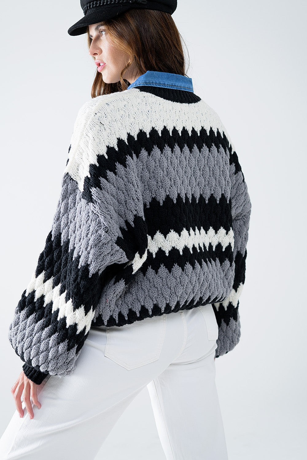 maglione grigio oversize a righe zig zag