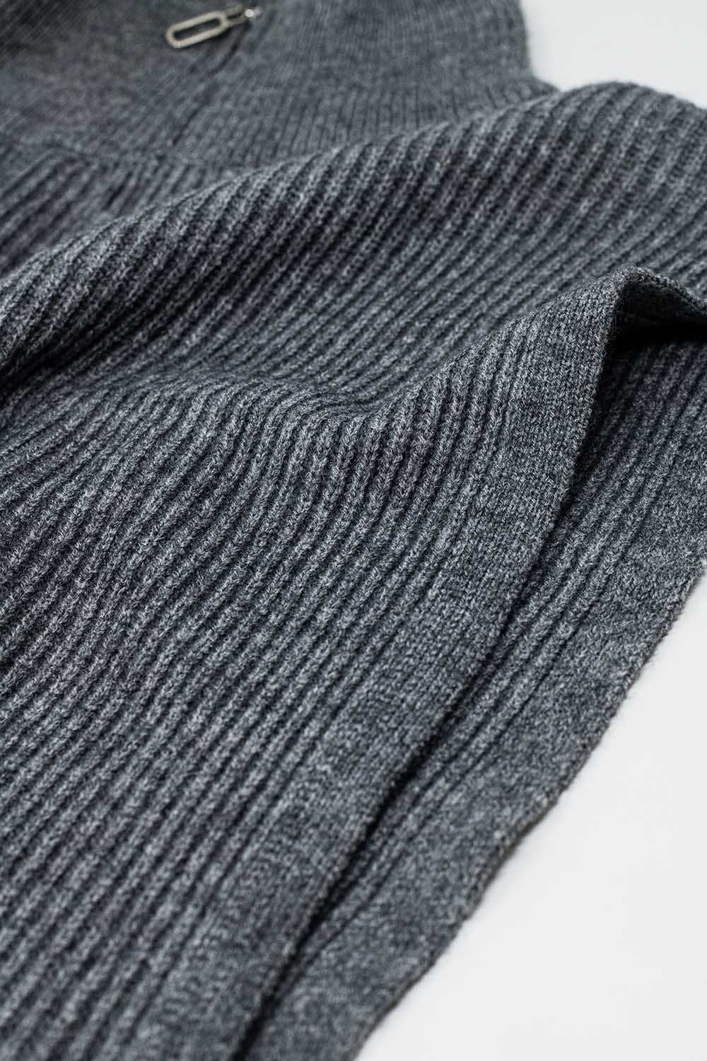 Maglione grigio senza maniche a collo alto con chiusura a zip