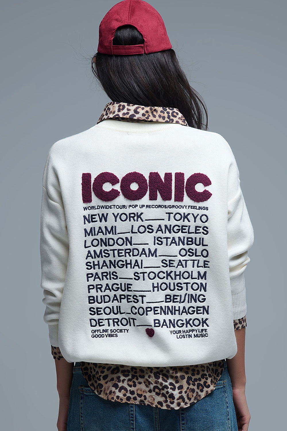 Maglione ICONIC ricamato con stampa posteriore Global Tour in crema