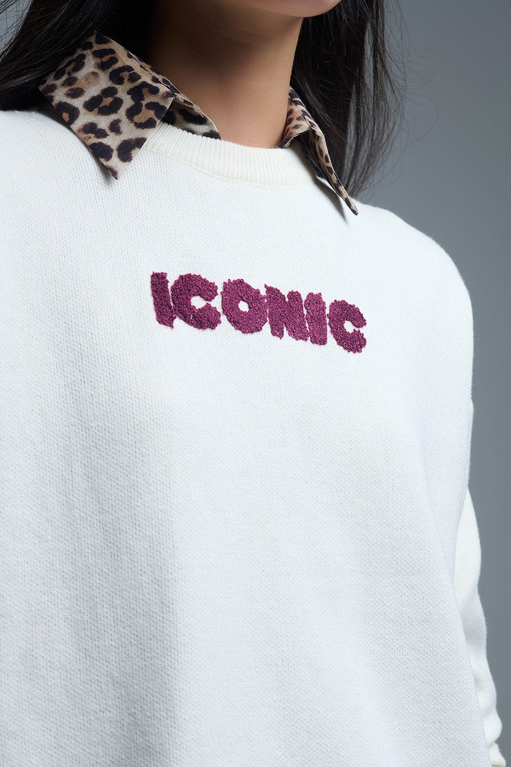 Maglione ICONIC ricamato con stampa posteriore Global Tour in crema