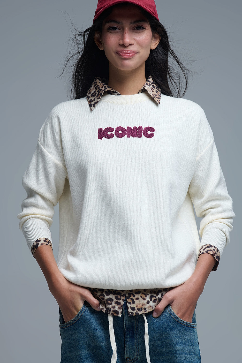 Q2 Maglione ICONIC ricamato con stampa posteriore Global Tour in crema