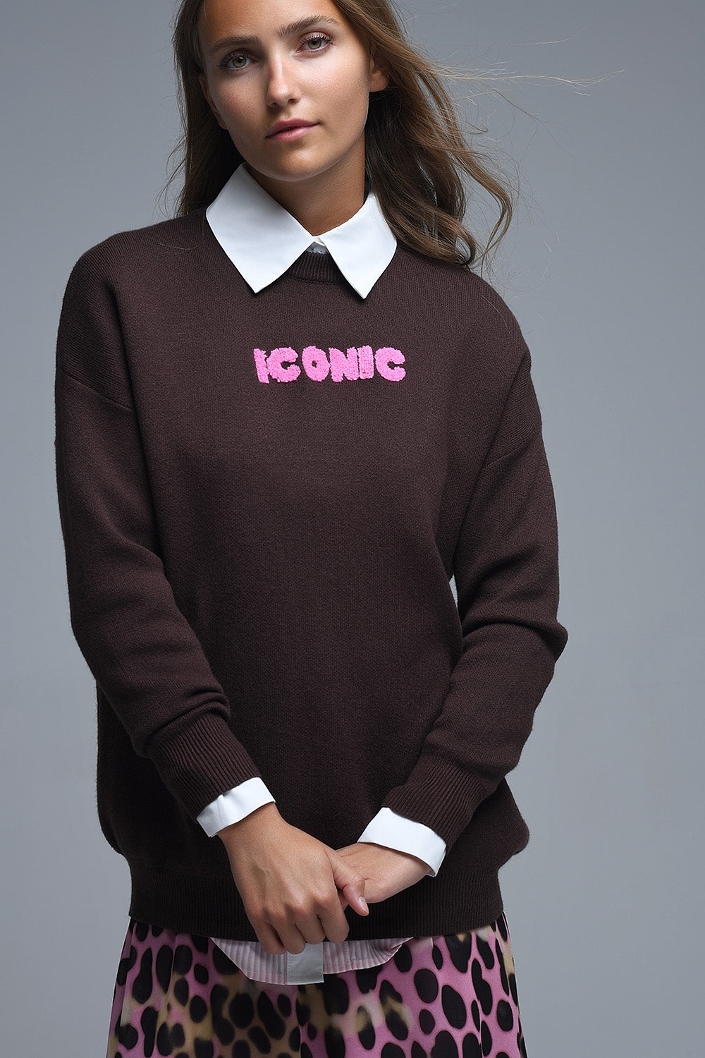 Q2 Maglione ICONIC ricamato con stampa posteriore Global Tour