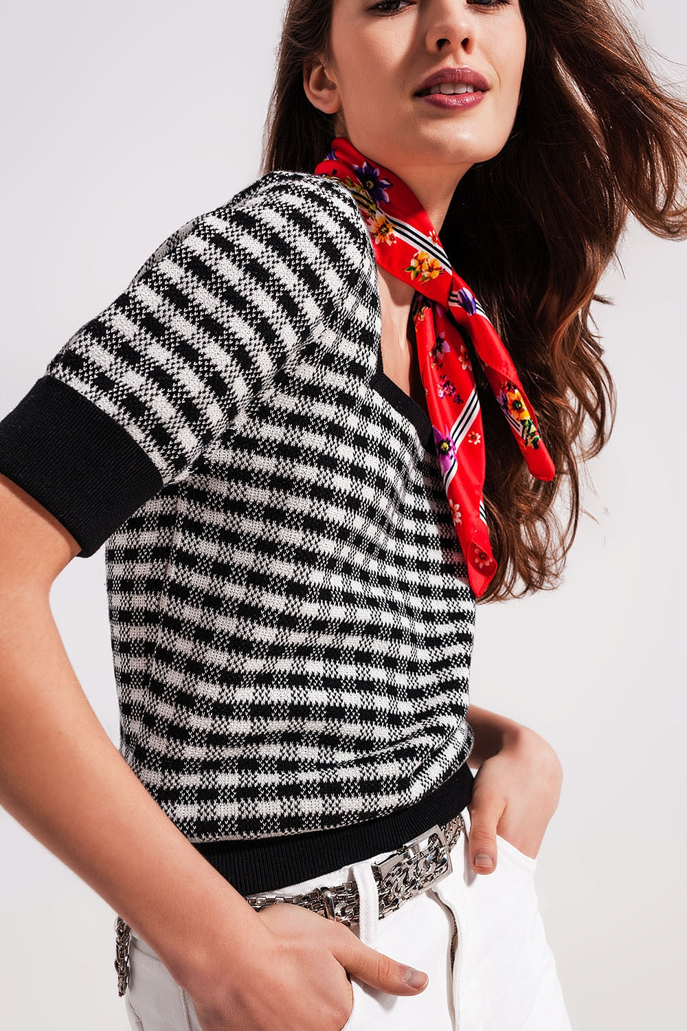 Maglione in bianco e nero con collo squadrato