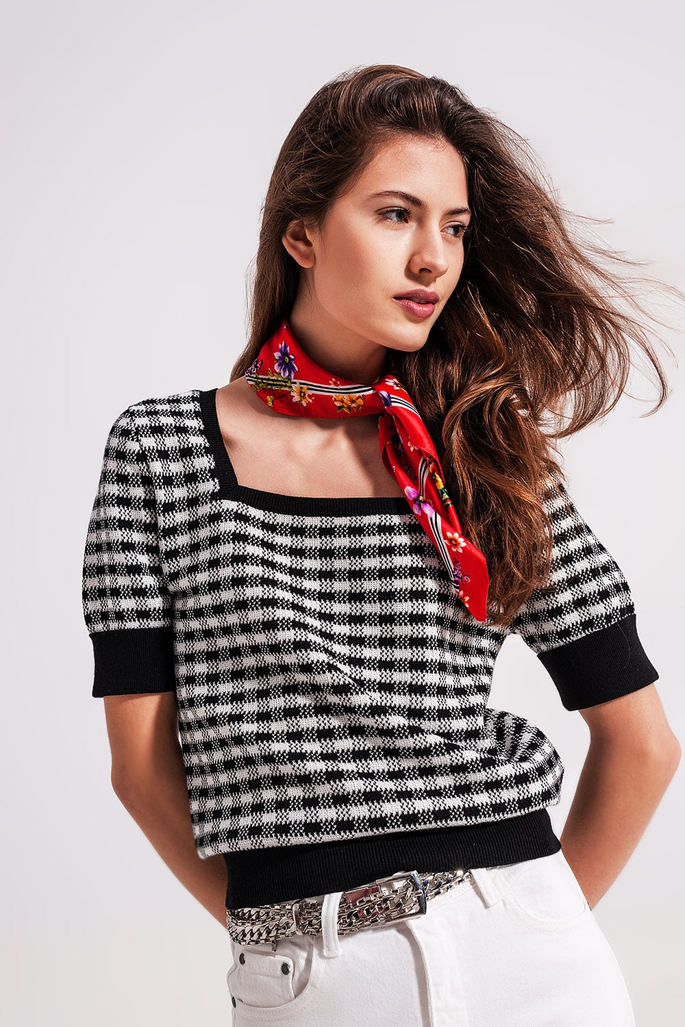Maglione in bianco e nero con collo squadrato