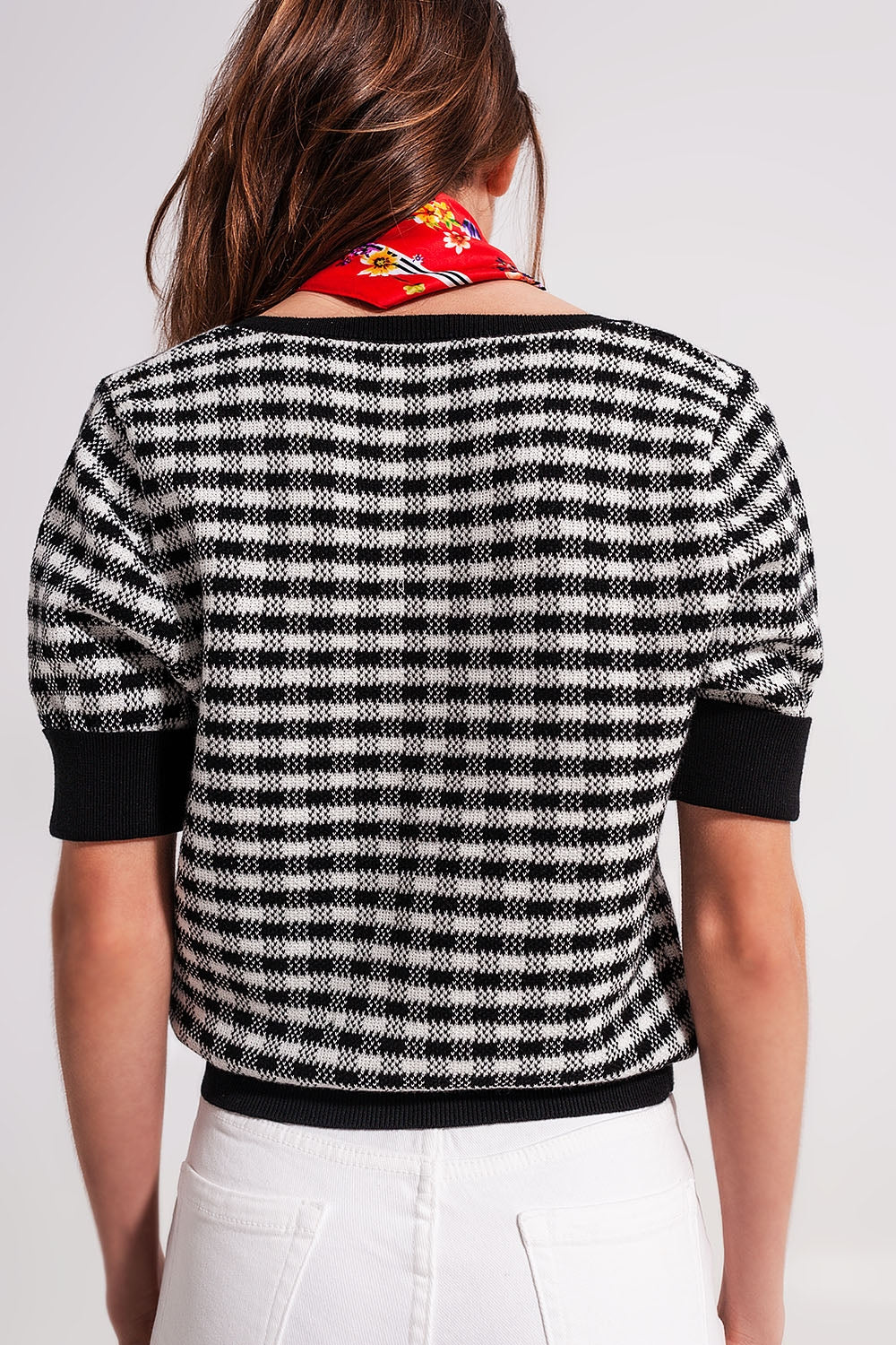 Maglione in bianco e nero con collo squadrato