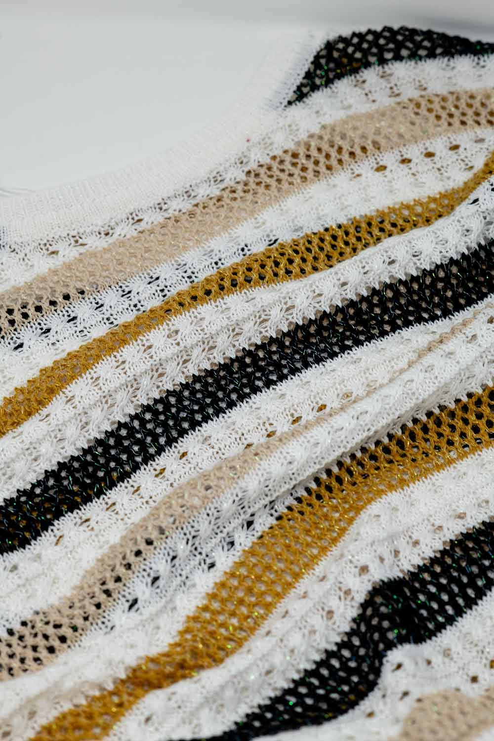 Maglione in maglia bianca a righe multicolori