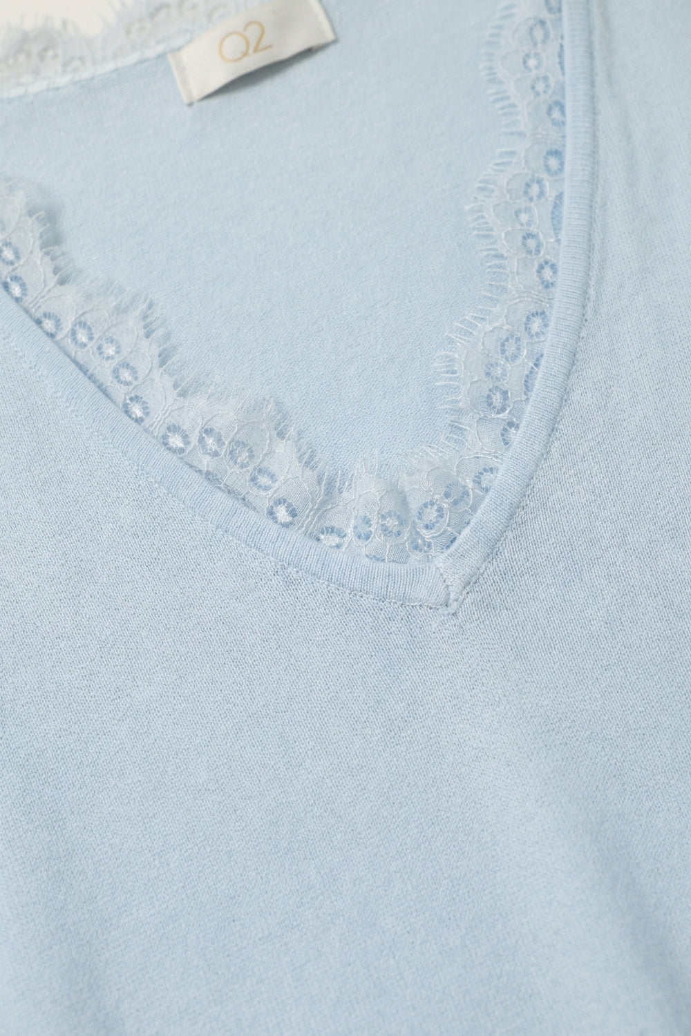 Maglione in maglia fine e morbida con scollatura a V e bordo in pizzo in azzurro baby