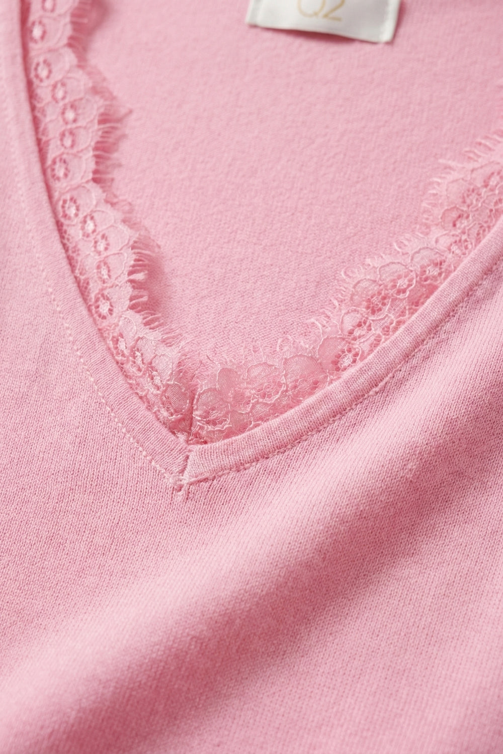 Maglione in maglia fine e morbida con scollatura a V e bordo in pizzo in rosa