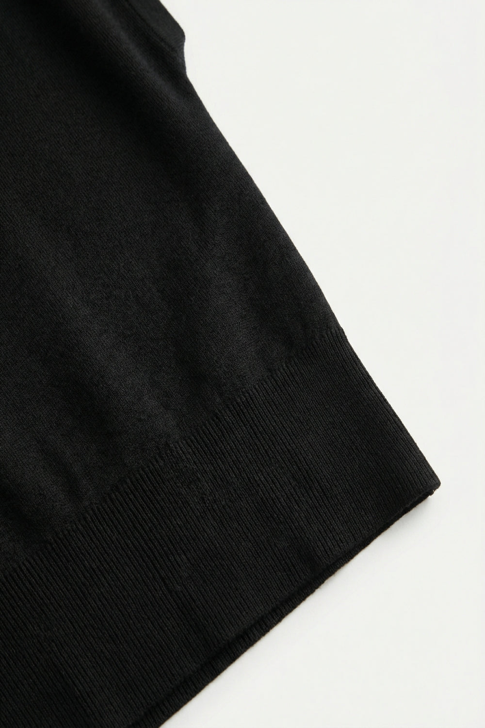 Maglione in maglia leggera con ampia cintura a coste in nero