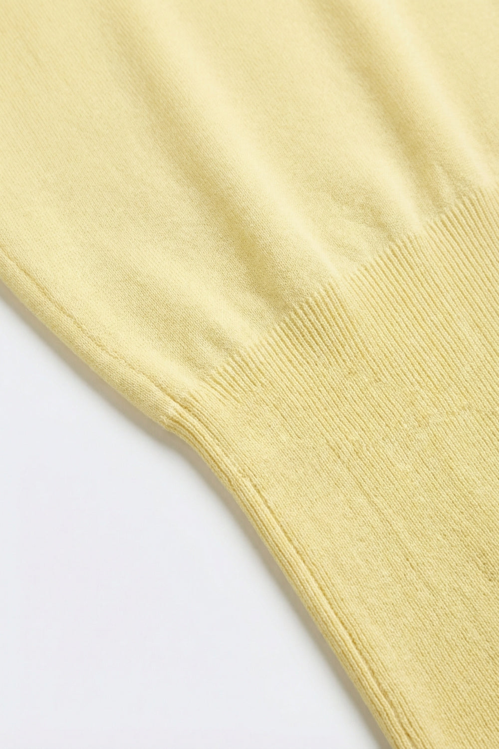 Maglione in maglia leggera con ampia fascia a coste in vita in giallo