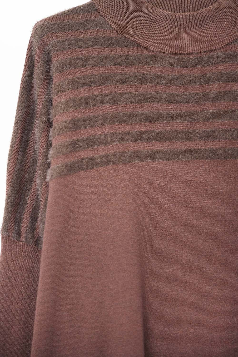 Maglione in maglia marrone con dettaglio a righe vaporose