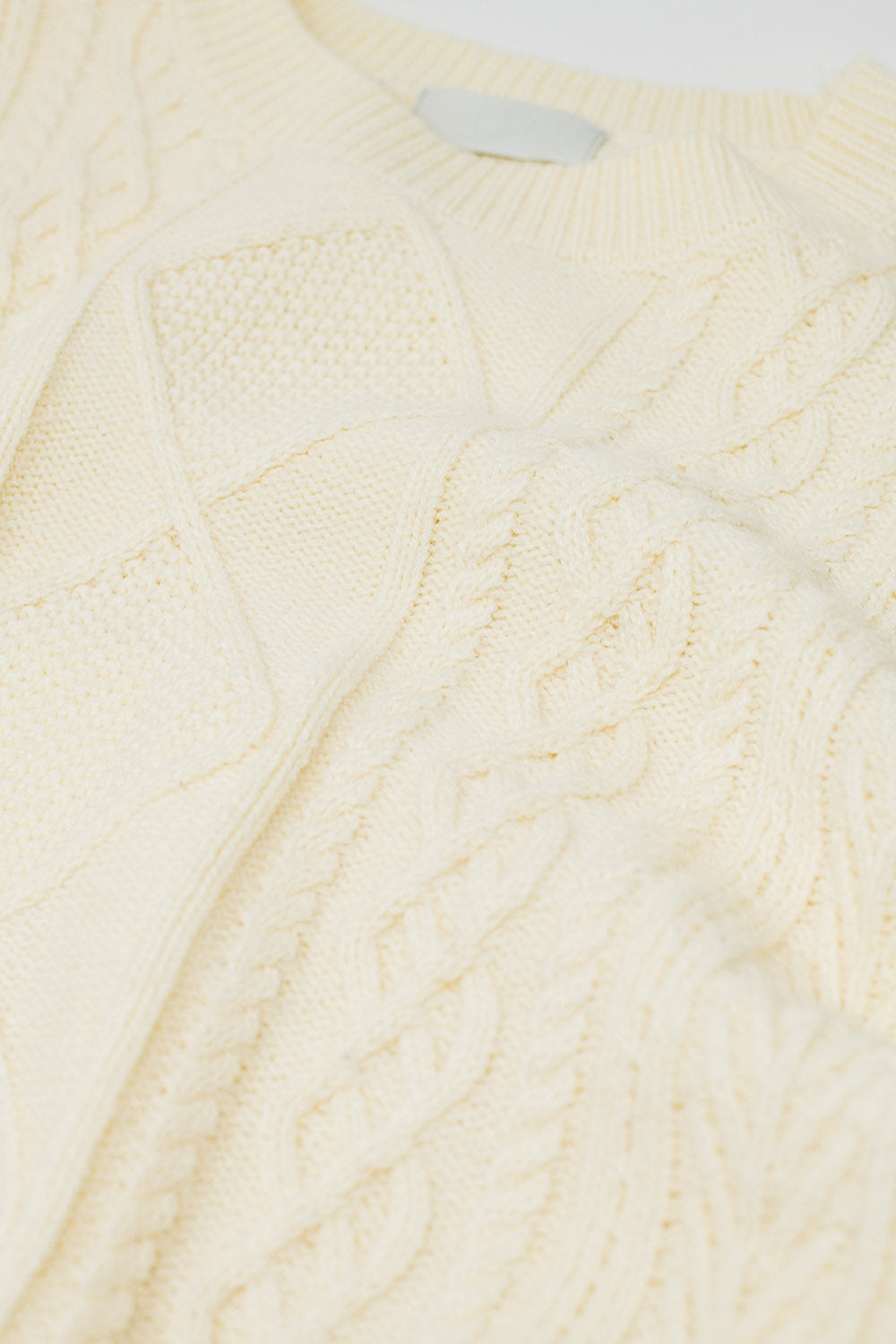 Maglione in maglia morbida color crema con motivo a cavi
