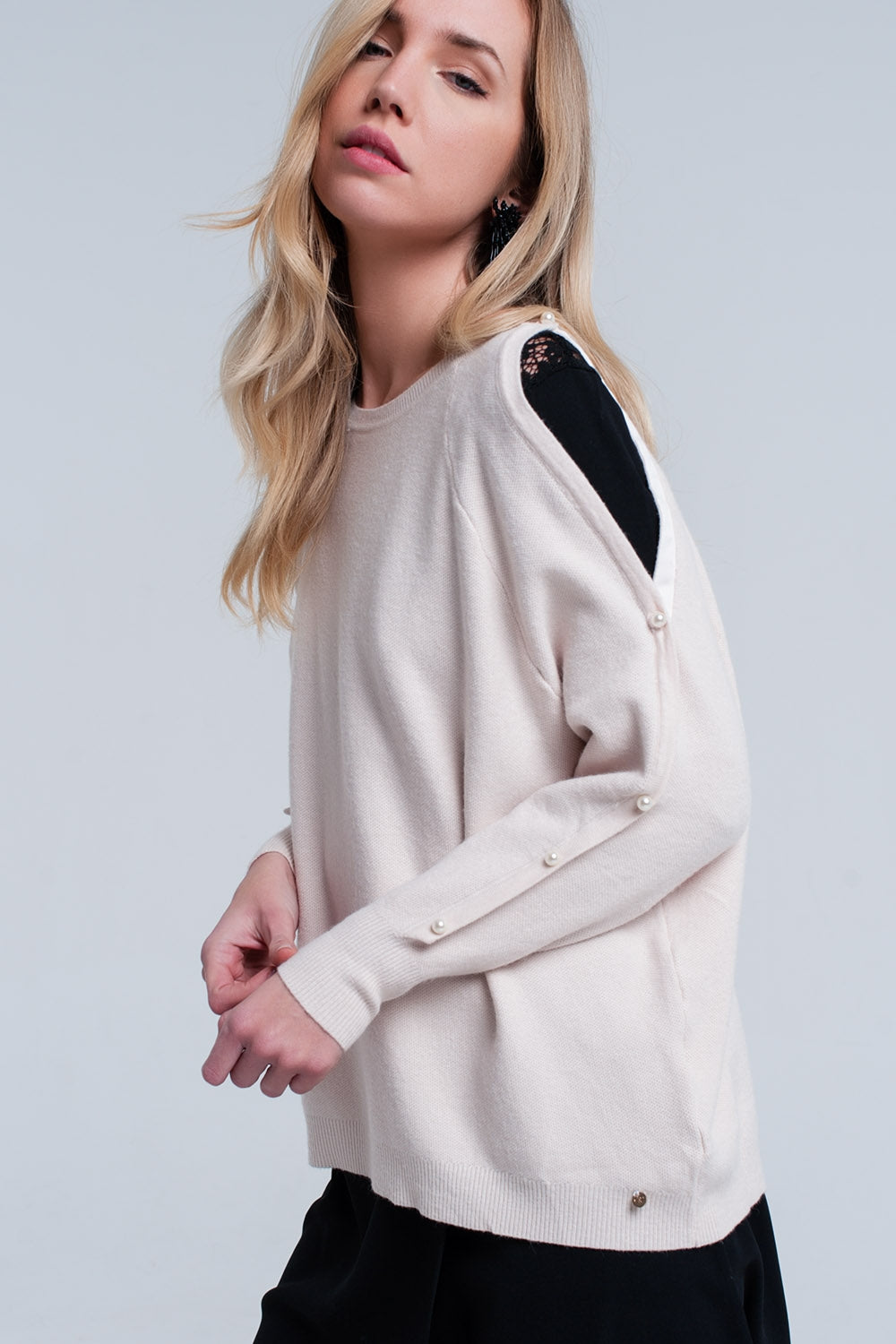 Maglione in maglia rosa chiaro con dettagli in madreperla