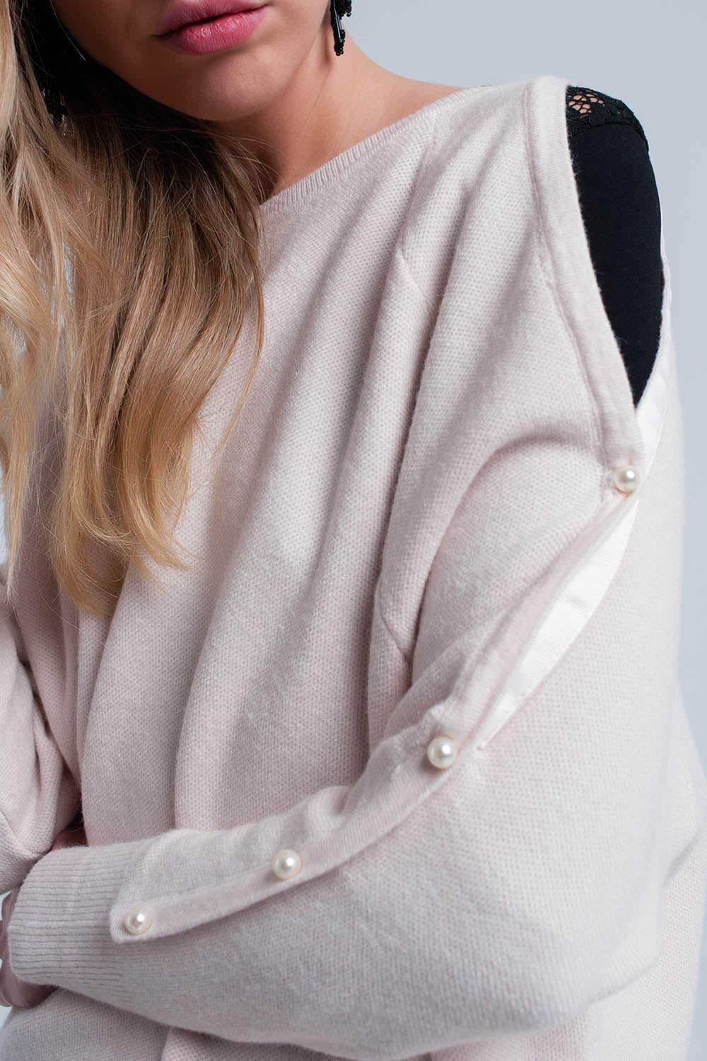 Maglione in maglia rosa chiaro con dettagli in madreperla