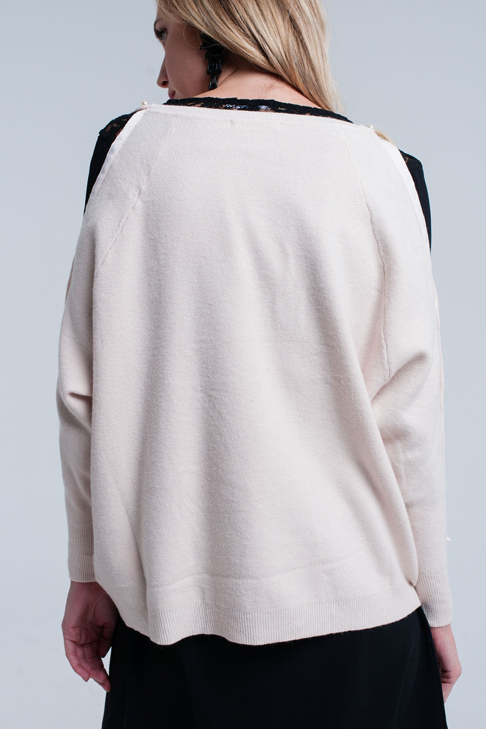 Maglione in maglia rosa chiaro con dettagli in madreperla