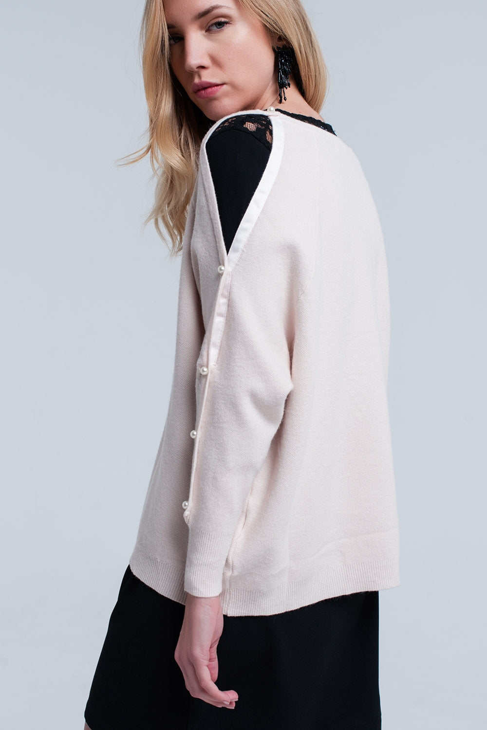 Maglione in maglia rosa chiaro con dettagli in madreperla