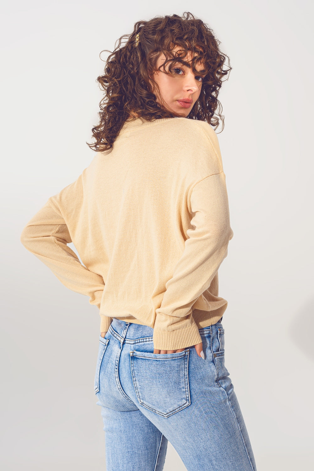 Maglione in maglia sottile beige con scollo a V