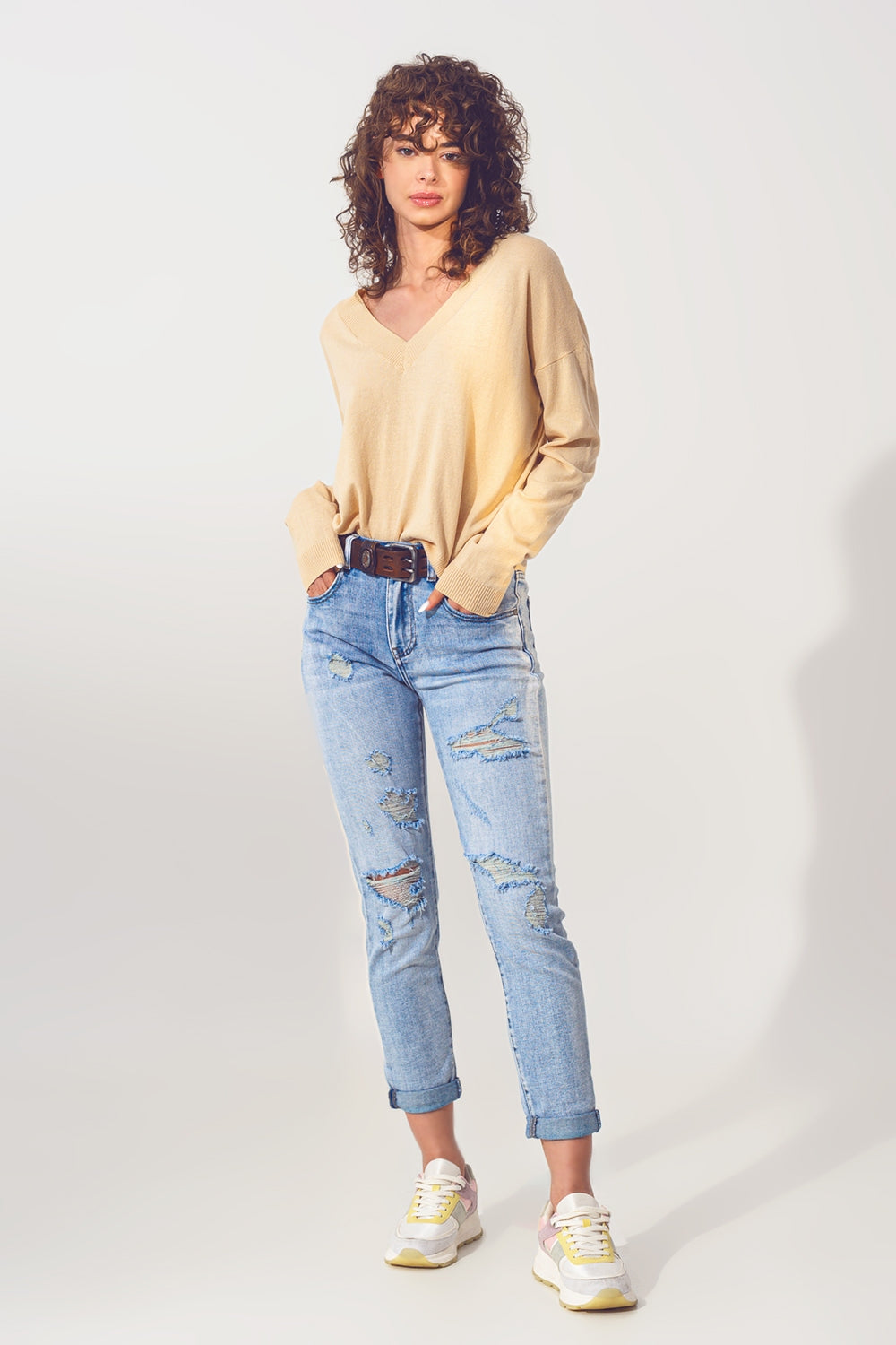 Maglione in maglia sottile beige con scollo a V