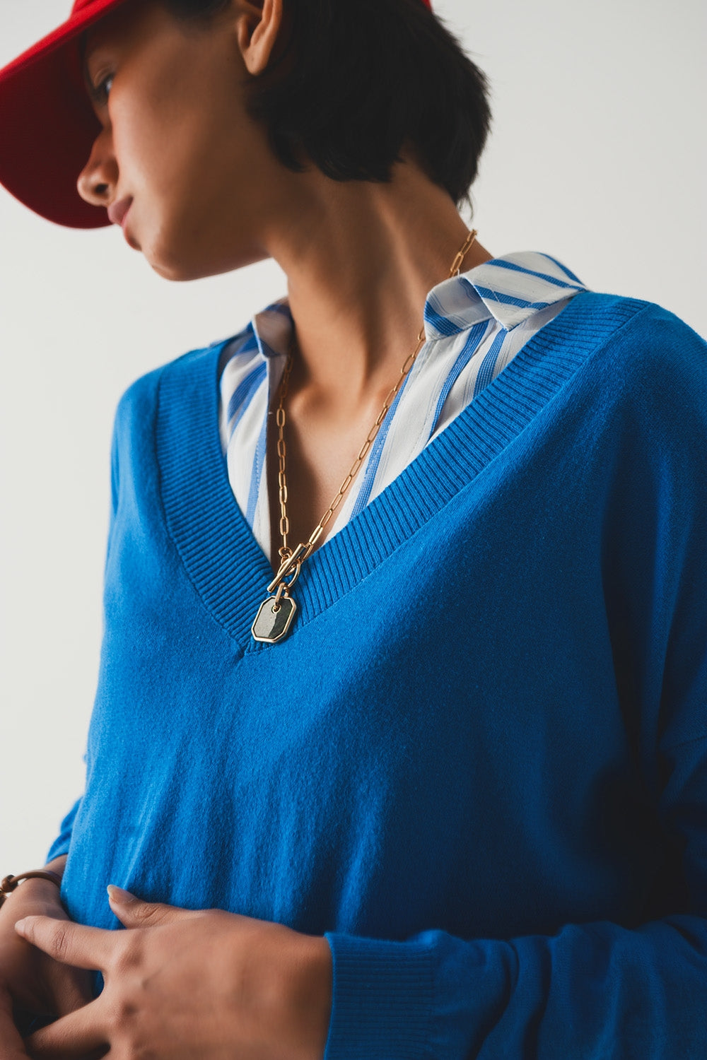 Maglione in maglia sottile blu con scollo a V