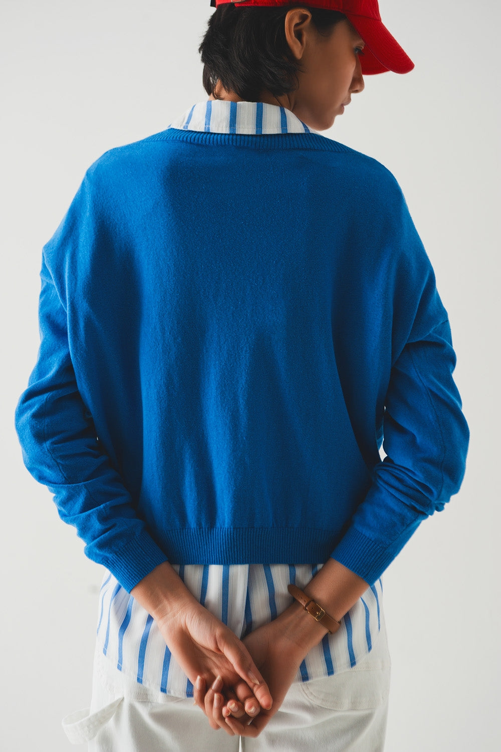 Maglione in maglia sottile blu con scollo a V