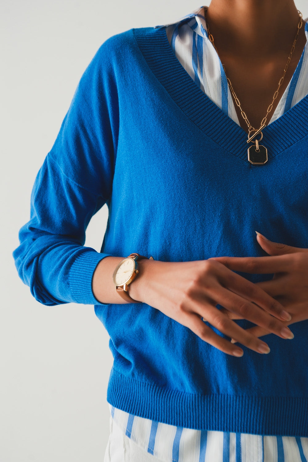 Maglione in maglia sottile blu con scollo a V