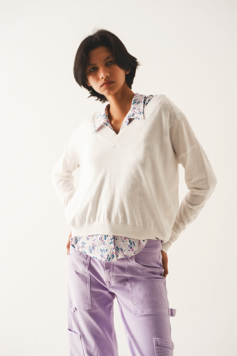 Q2 Maglione in maglia sottile panna con scollo a V