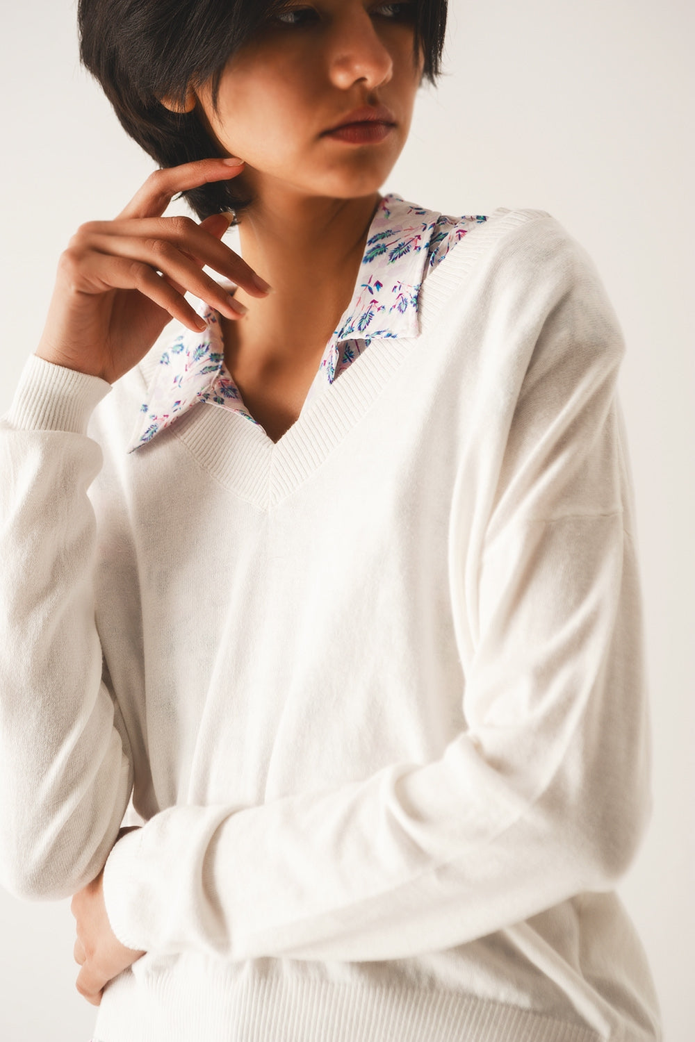 Maglione in maglia sottile panna con scollo a V