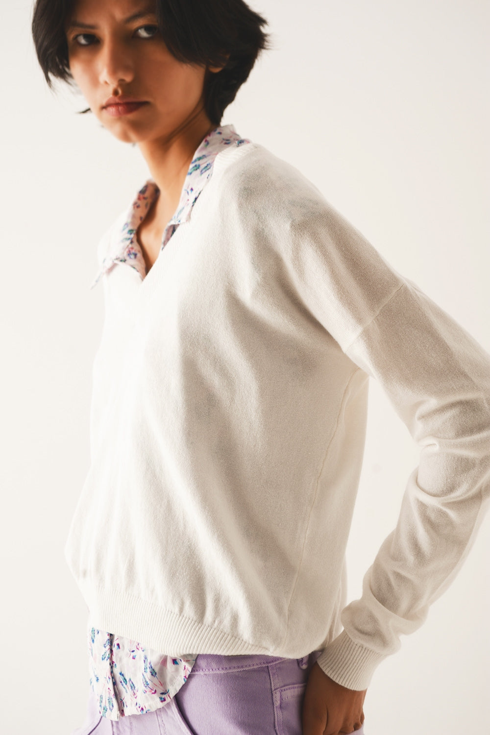 Maglione in maglia sottile panna con scollo a V