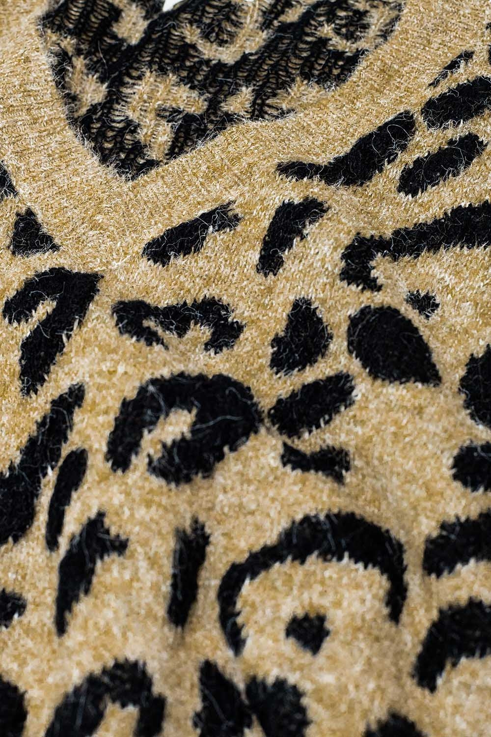 Maglione in morbida maglia con scollo a V e stampa leopardata