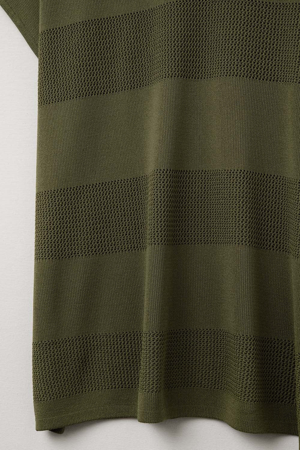 Maglione kaki con scollo a V e dettaglio punto a aperto